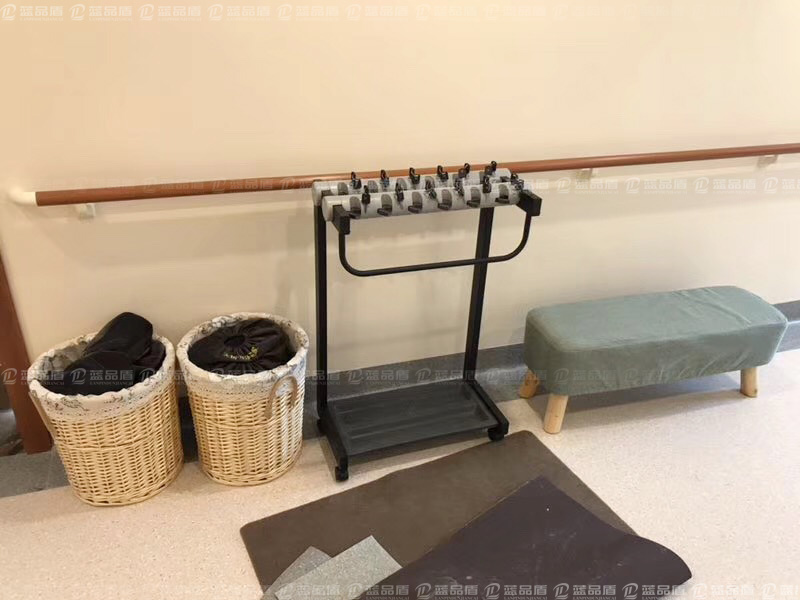 【浙江】嘉興湘家蕩養(yǎng)生養(yǎng)老工程搭配的木紋色防撞扶手，很美麗
